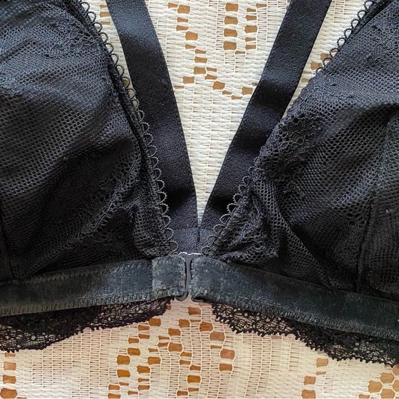 4/$20 ⭐️ Victoria’s Secret • Lace Triangle Cup Padded Bralette in Black - Picture 6 of 12